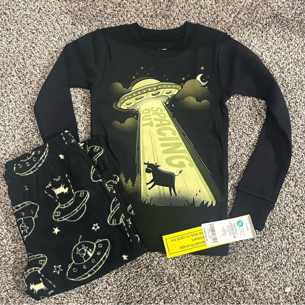 NWT Carter’s UFO PJ Set. Boy’s 5T.